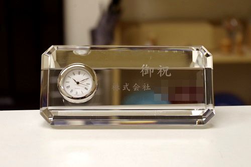 営業所開設祝いの贈り物 名入れクリスタル置き時計 記念日彫刻福岡 名入れプレゼントのお店 アトリエメイクのブログ